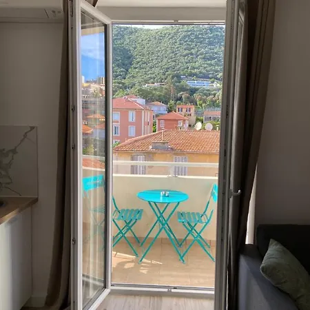Trottel Balcony Apartment: Retreat With Wi-fi And Parking